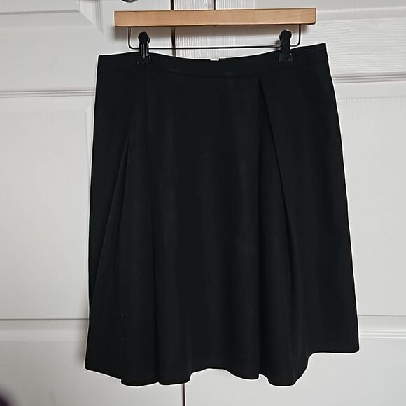 Elegant Black Women's Skirt - Picture 1 of 16